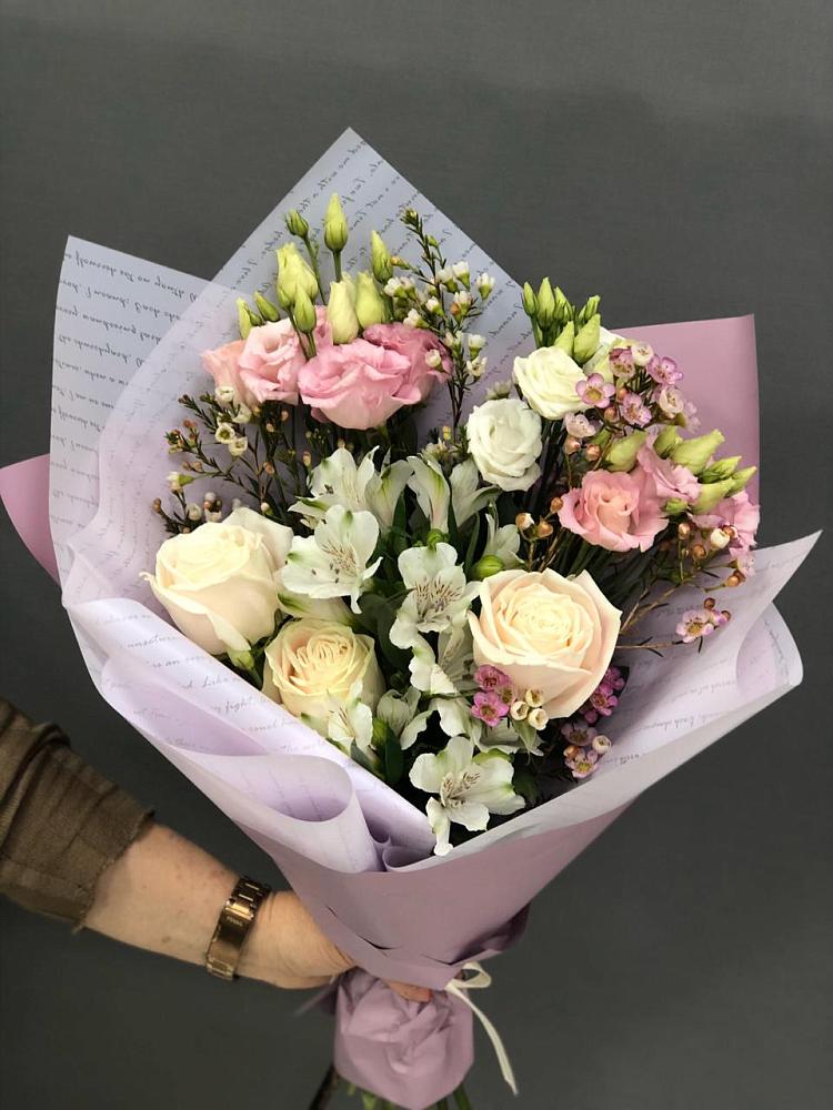 Букет цветов из: Альстромерии, Розы и Лизиантусы в Первомайском Кировской области