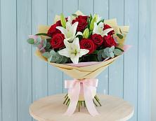 Букет цветов из:  Лилии и Розы в Первомайском Кировской области