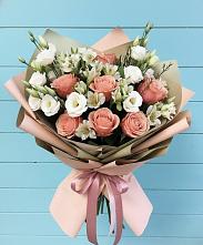 Букет цветов из:  Розы, Альстромерии и Лизиантусы в Первомайском Кировской области
