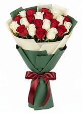 Букет Микс из красных и белых роз в Первомайском Кировской области