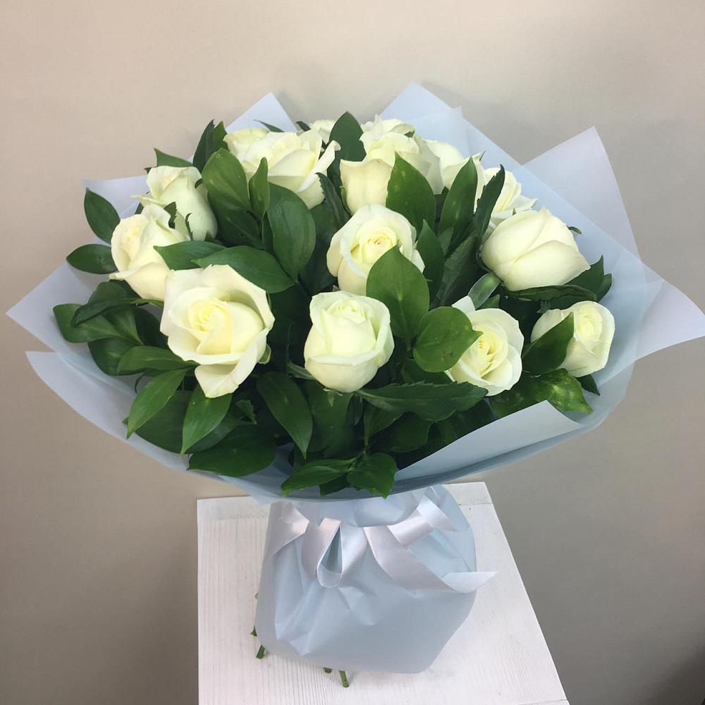 Букет 15 Белых роз Проуд в Первомайском Кировской области