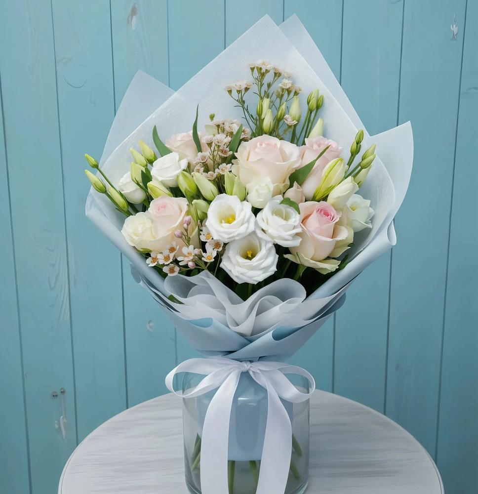 Букет цветов из: Розы и Лизиантусы в Первомайском Кировской области