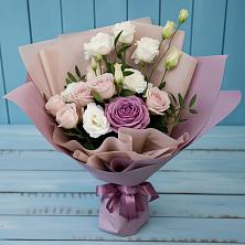 Букет цветов из:  Розы и Лизиантусы в Первомайском Кировской области