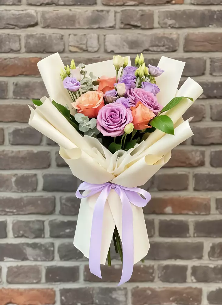 Букет цветов из: Лизиантусы и Розы в Первомайском Кировской области