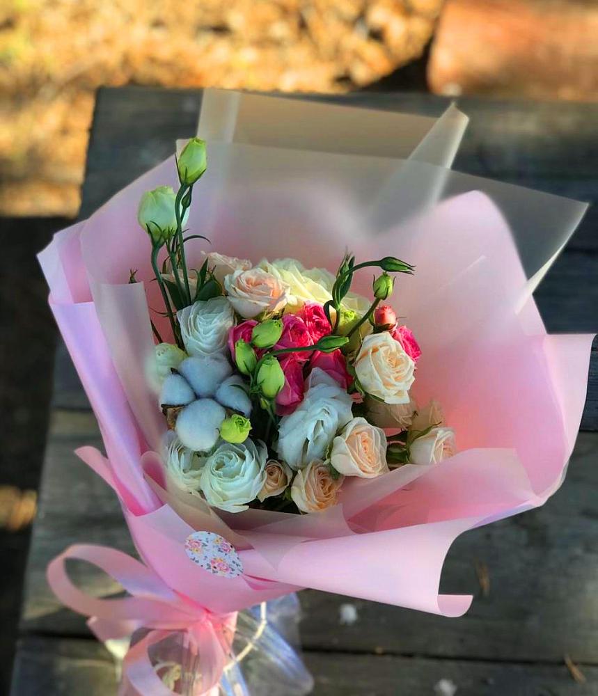 Букет цветов из: Розы и Лизиантусы в Первомайском Кировской области