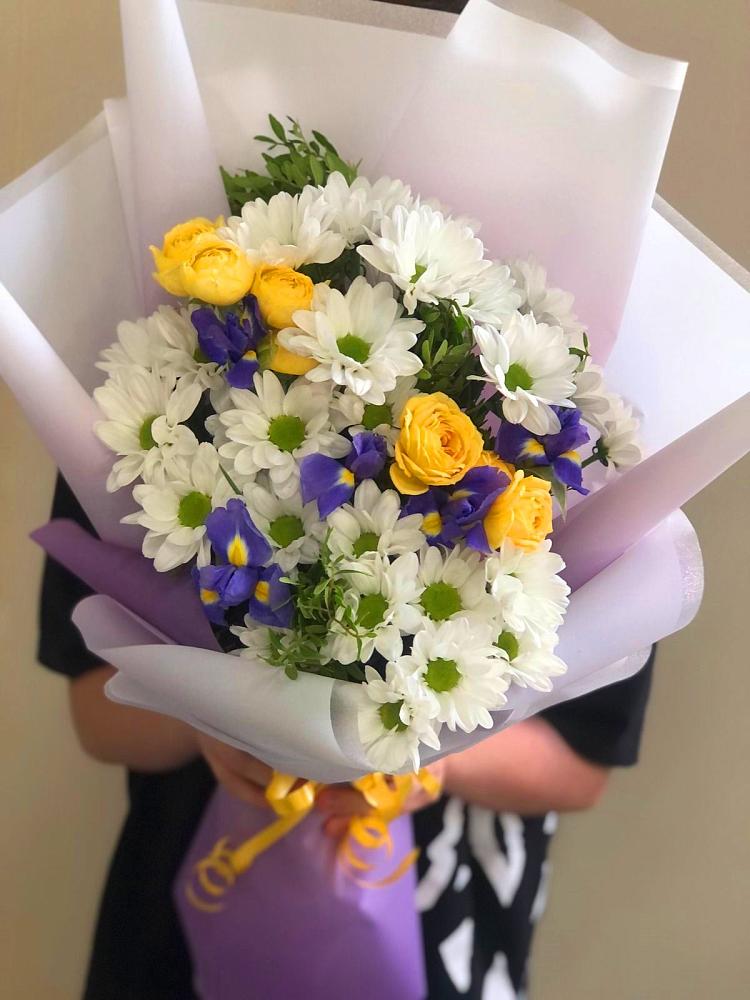 Букет цветов из: Ирисы, Хризантемы и Розы в Первомайском Кировской области