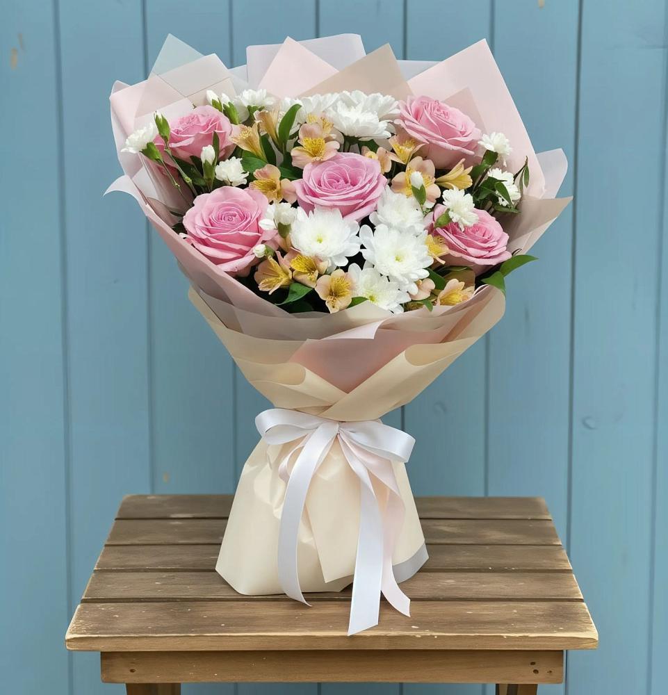 Букет цветов из: Гвоздики, Орхидеи и Розы в Первомайском Кировской области