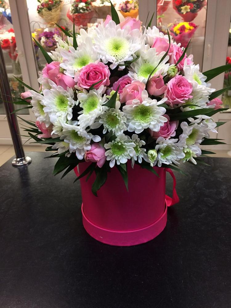 Цветочная композиция из Розы и Хризантемы в шляпной коробке в Первомайском Кировской области