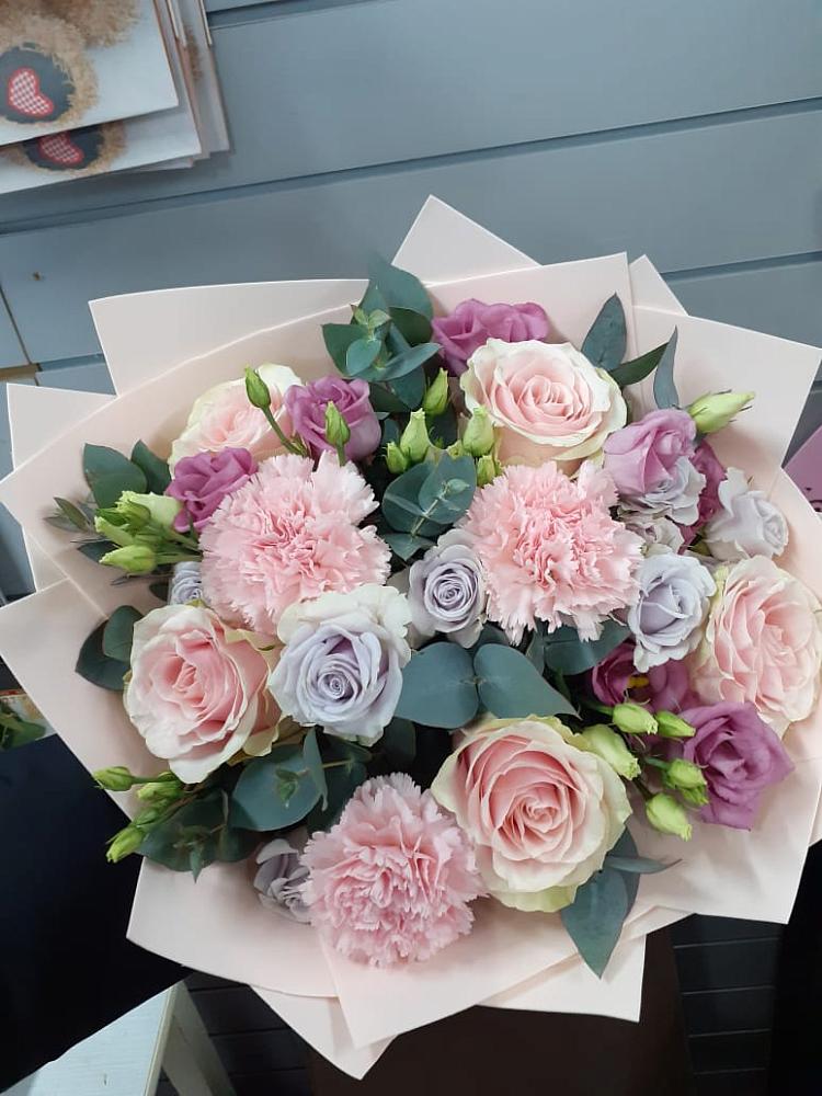 Букет цветов из: Розы, Гвоздики и Лизиантусы в Первомайском Кировской области