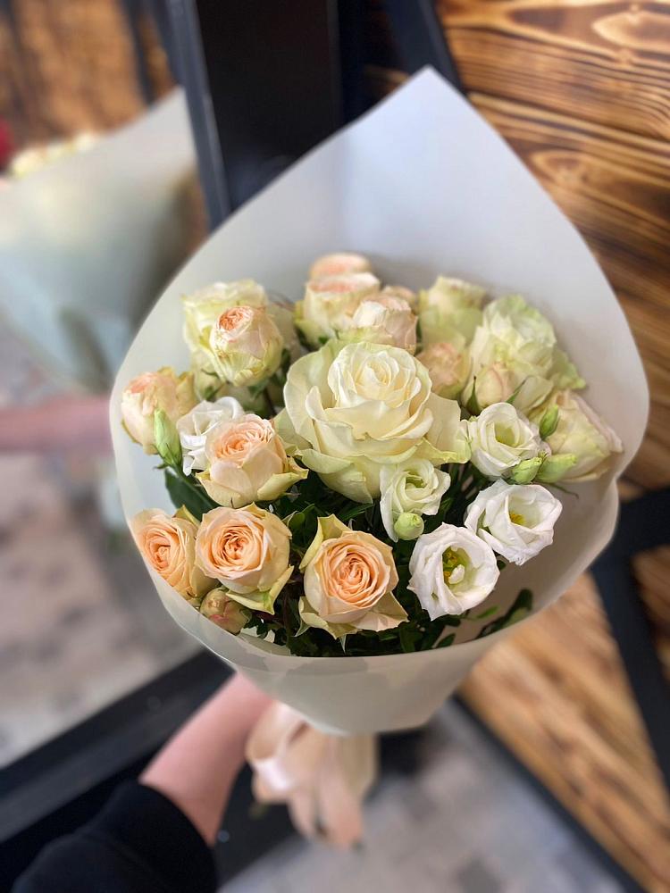 Букет цветов из: Розы и Лизиантусы в Первомайском Кировской области