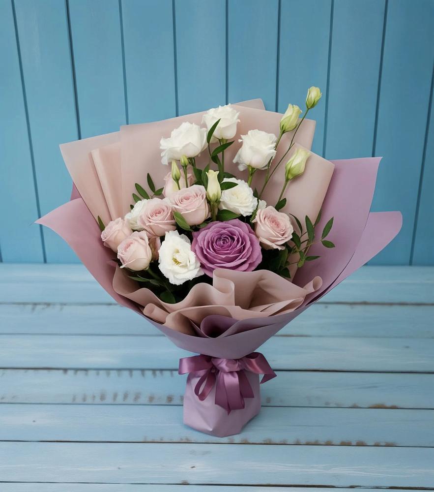 Букет цветов из: Розы и Лизиантусы в Первомайском Кировской области